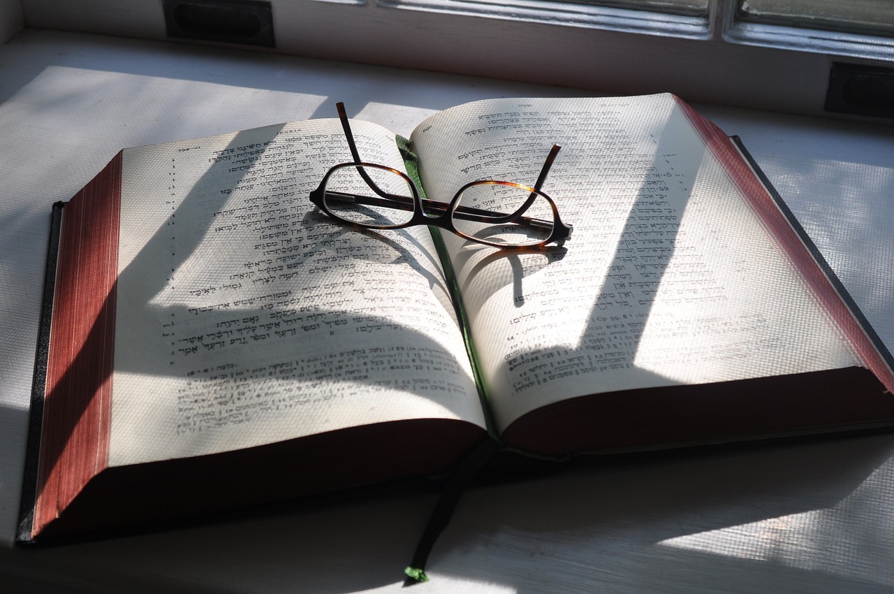 hebrew, glasses, bible-2828842.jpg